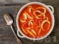 Рецепта Задушени калмари с доматен сос и червено вино